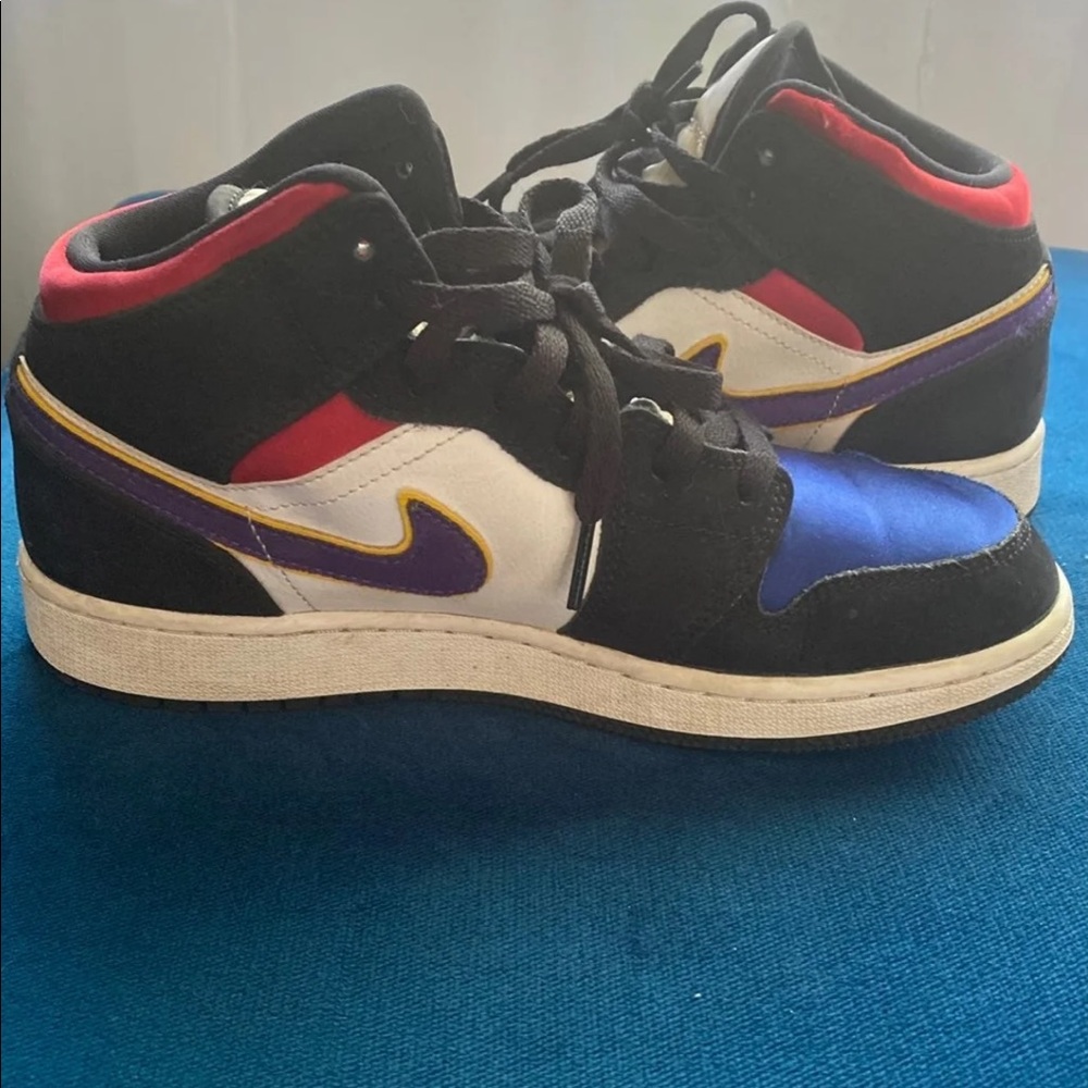 Air Jordan kids Mid SE GS rivals